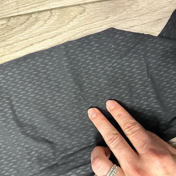 LULULEMON ALIGN - Size 4 - black emboss - Picture 4 of 4